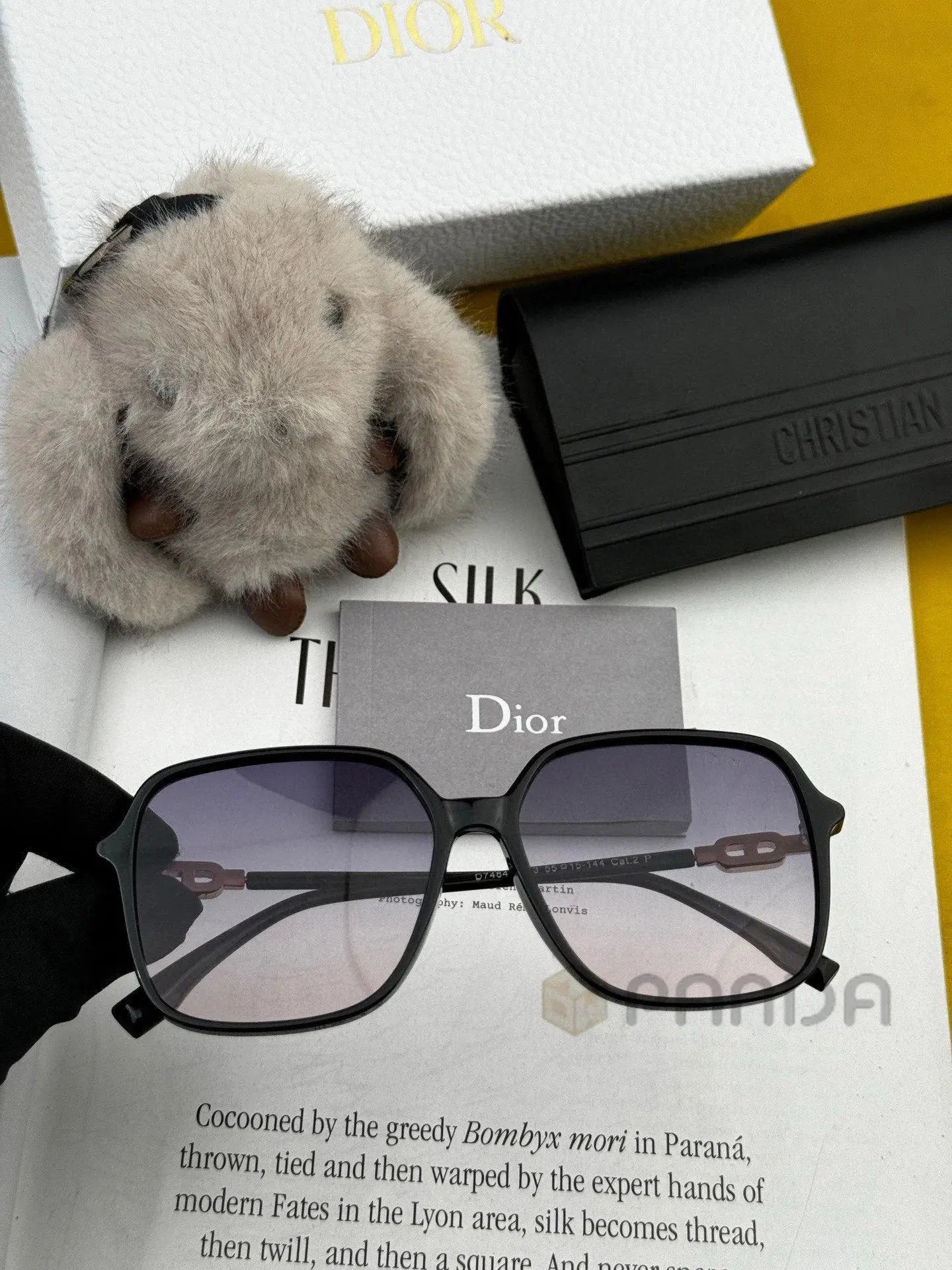 High quality thick framed gold label sunglasses 2 pcs add : 18859952090 if you need size guide