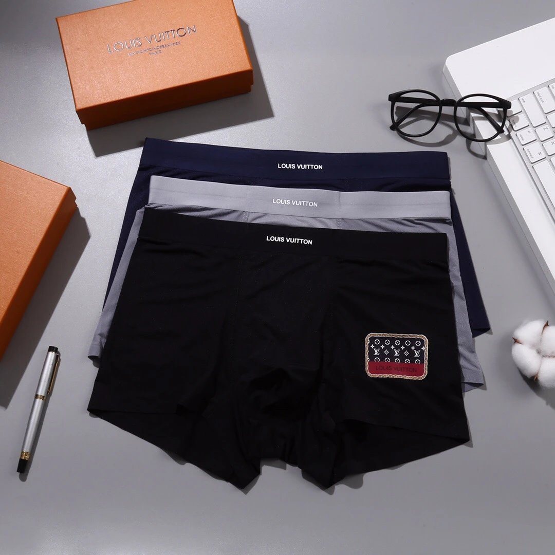 High quality men's underwear in a box of three, color options available 01