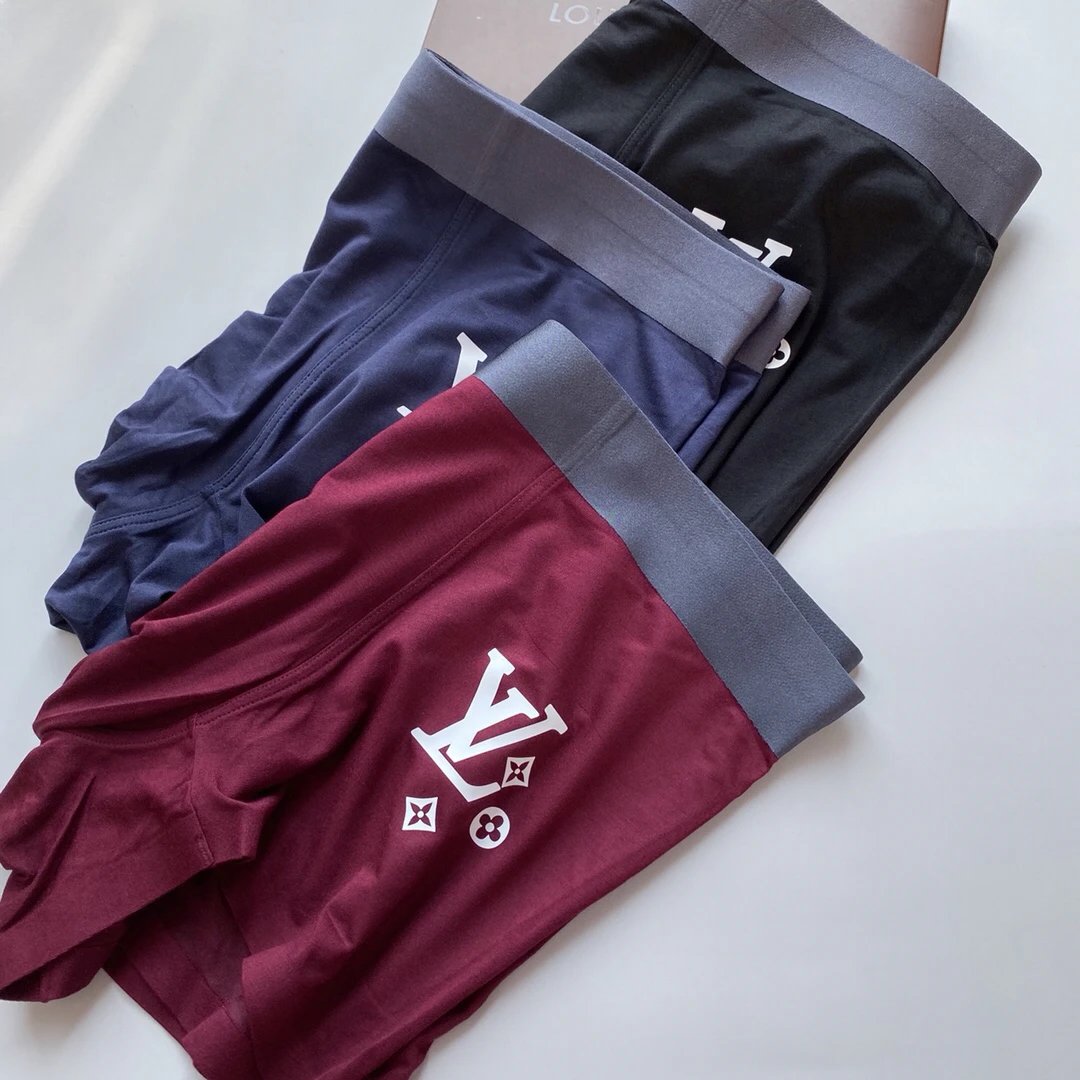 High quality men's underwear in a box of three, color options available 01