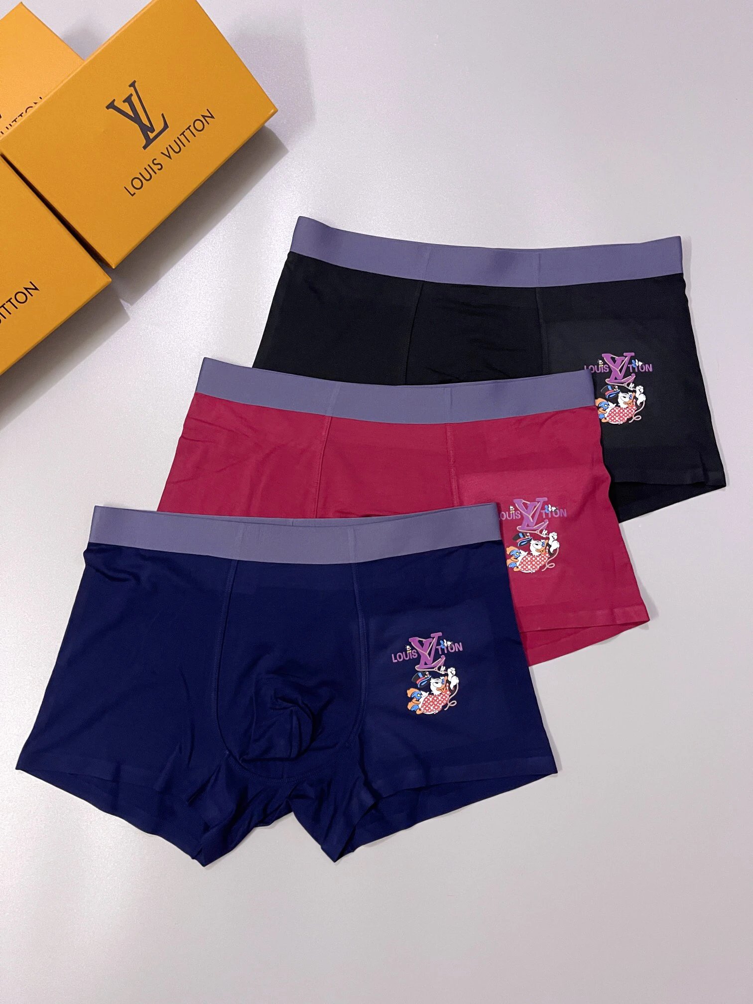 High quality men's underwear in a box of three, color options available 01