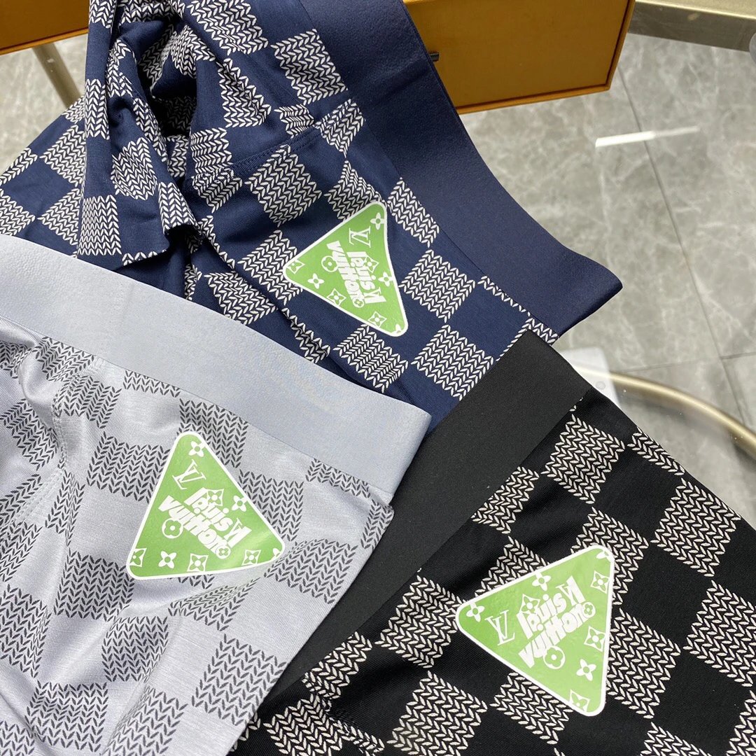 High quality men's underwear in a box of three, color options available 01