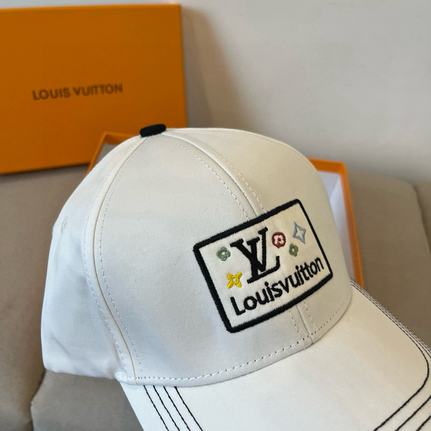 High quality and fashionable baseball cap new 3 pcs add : 18859952090 if you need size guide