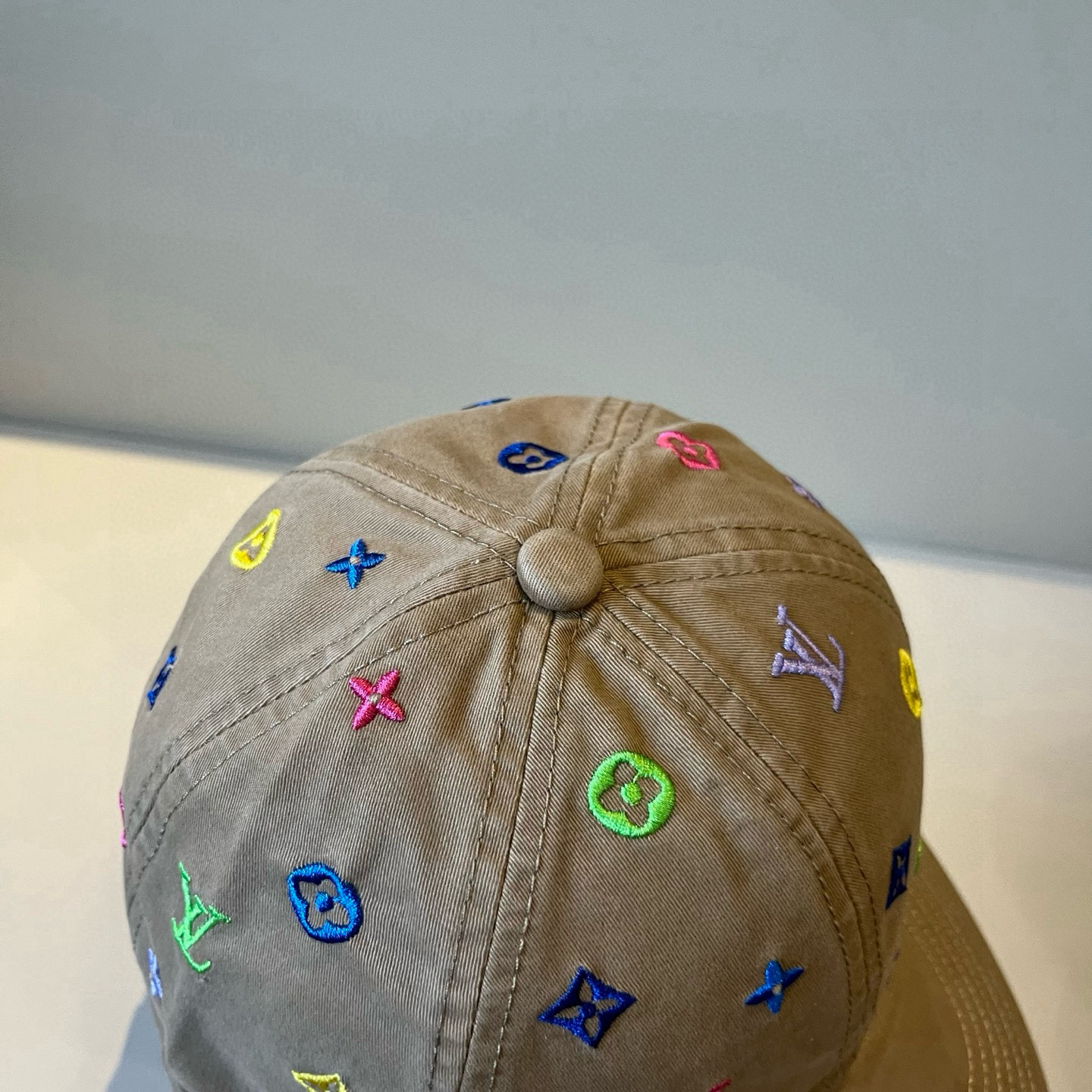 High quality and fashionable baseball cap new 3 pcs add : 18859952090 if you need size guide