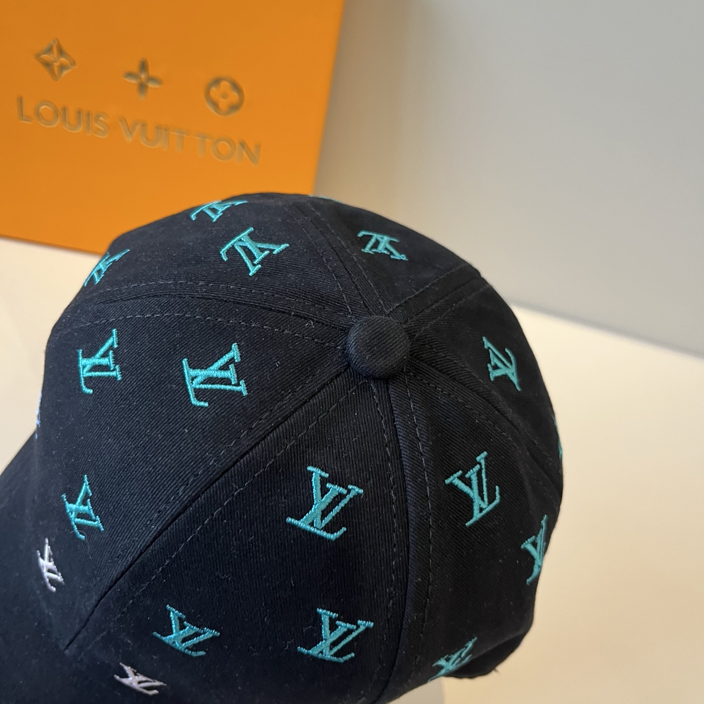 High quality and fashionable baseball cap new 3 pcs add : 18859952090 if you need size guide