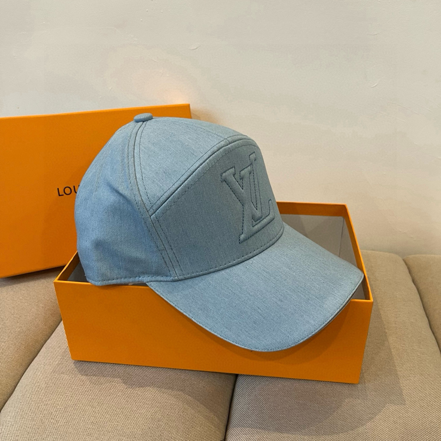 High quality and fashionable baseball cap new 3 pcs add : 18859952090 if you need size guide