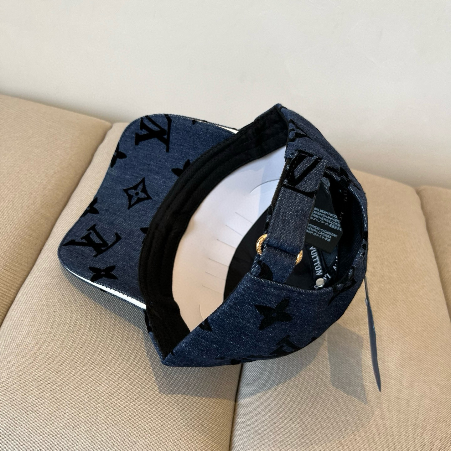 High quality and fashionable baseball cap new 3 pcs add : 18859952090 if you need size guide