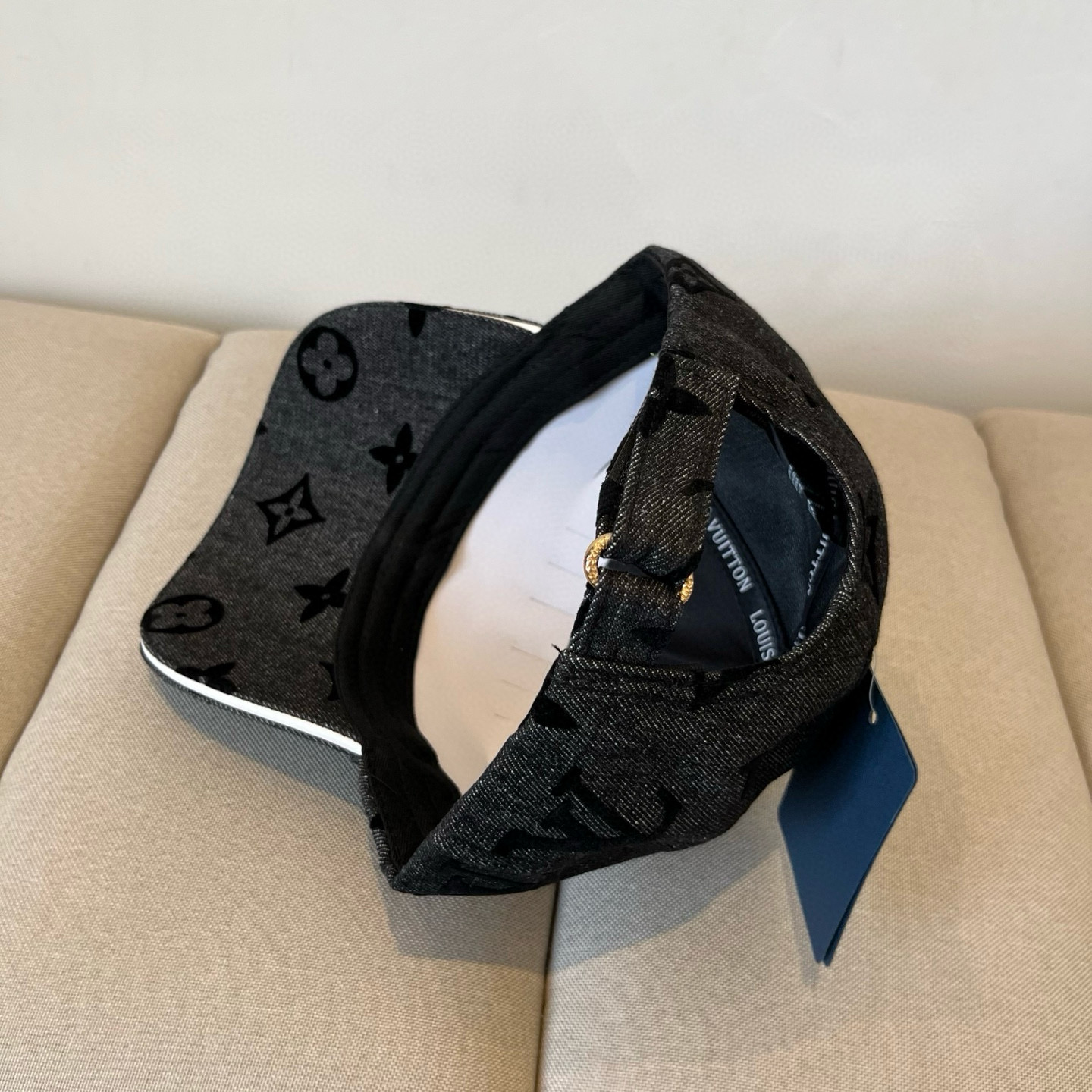 High quality and fashionable baseball cap new 3 pcs add : 18859952090 if you need size guide