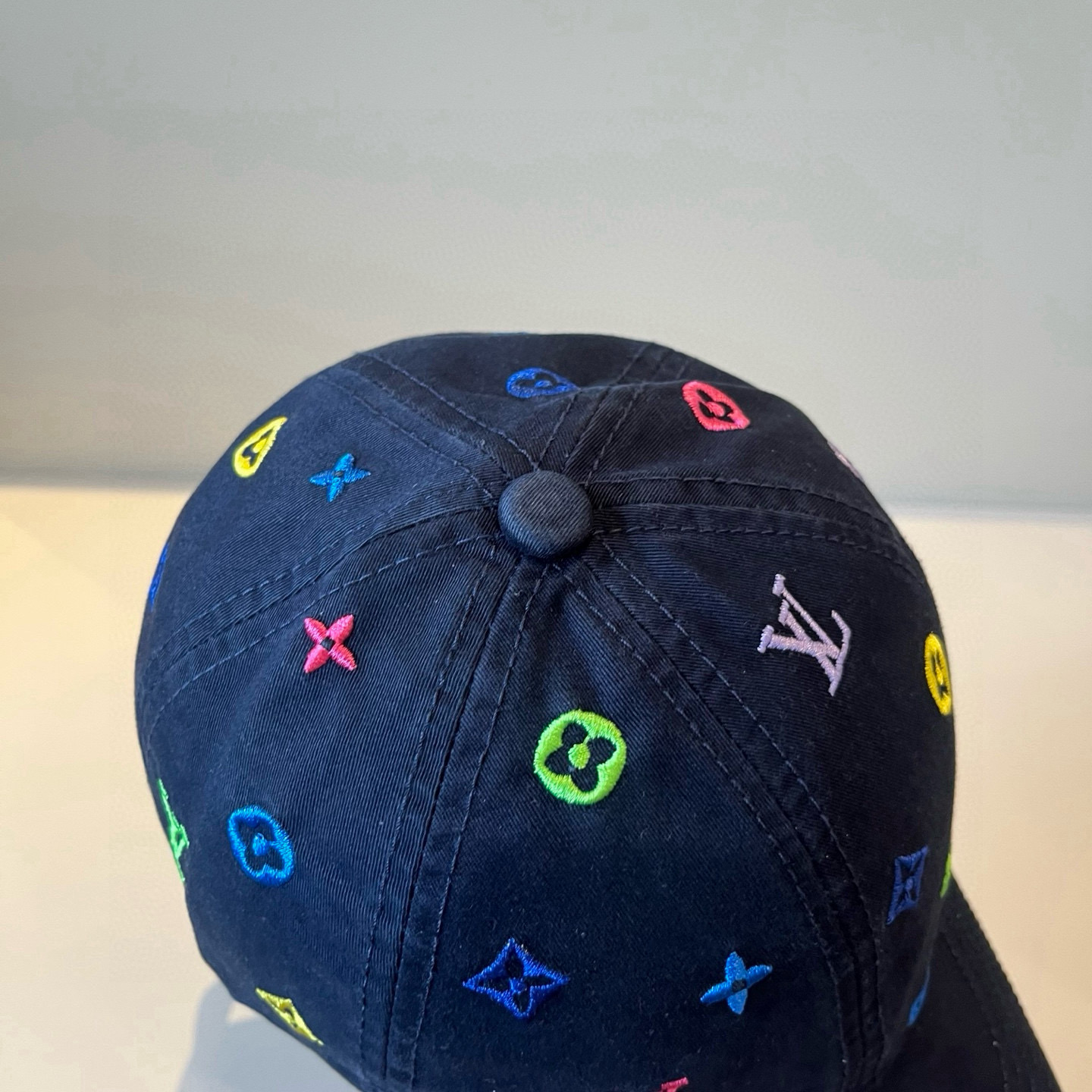 High quality and fashionable baseball cap new 3 pcs add : 18859952090 if you need size guide