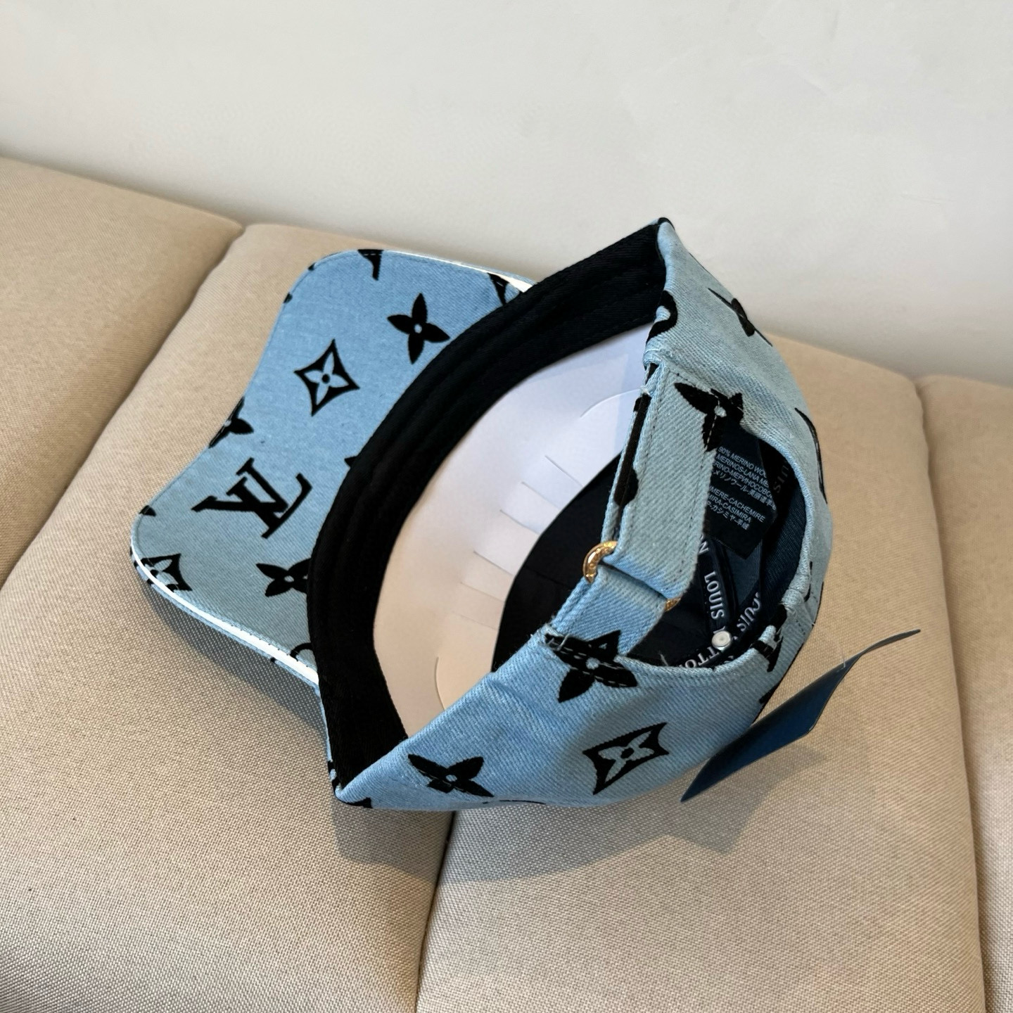 High quality and fashionable baseball cap new 3 pcs add : 18859952090 if you need size guide