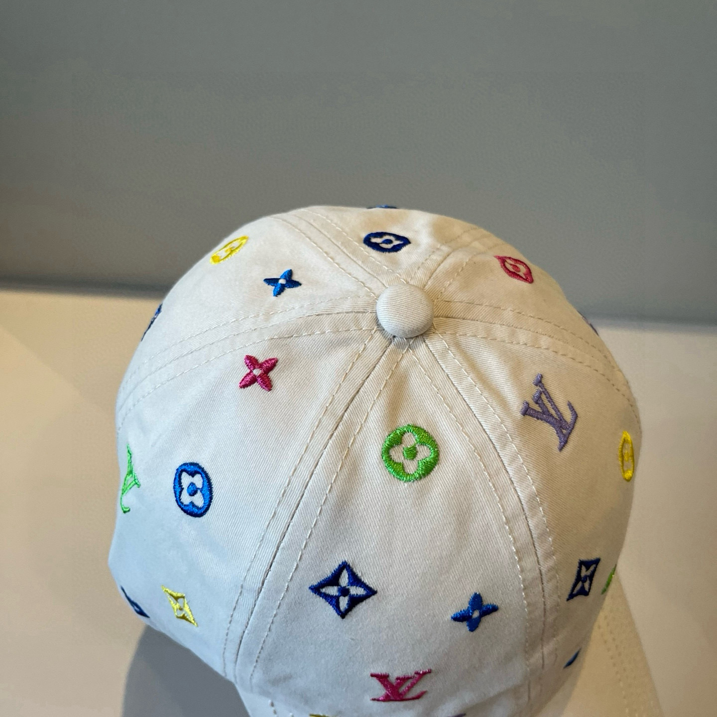 High quality and fashionable baseball cap new 3 pcs add : 18859952090 if you need size guide