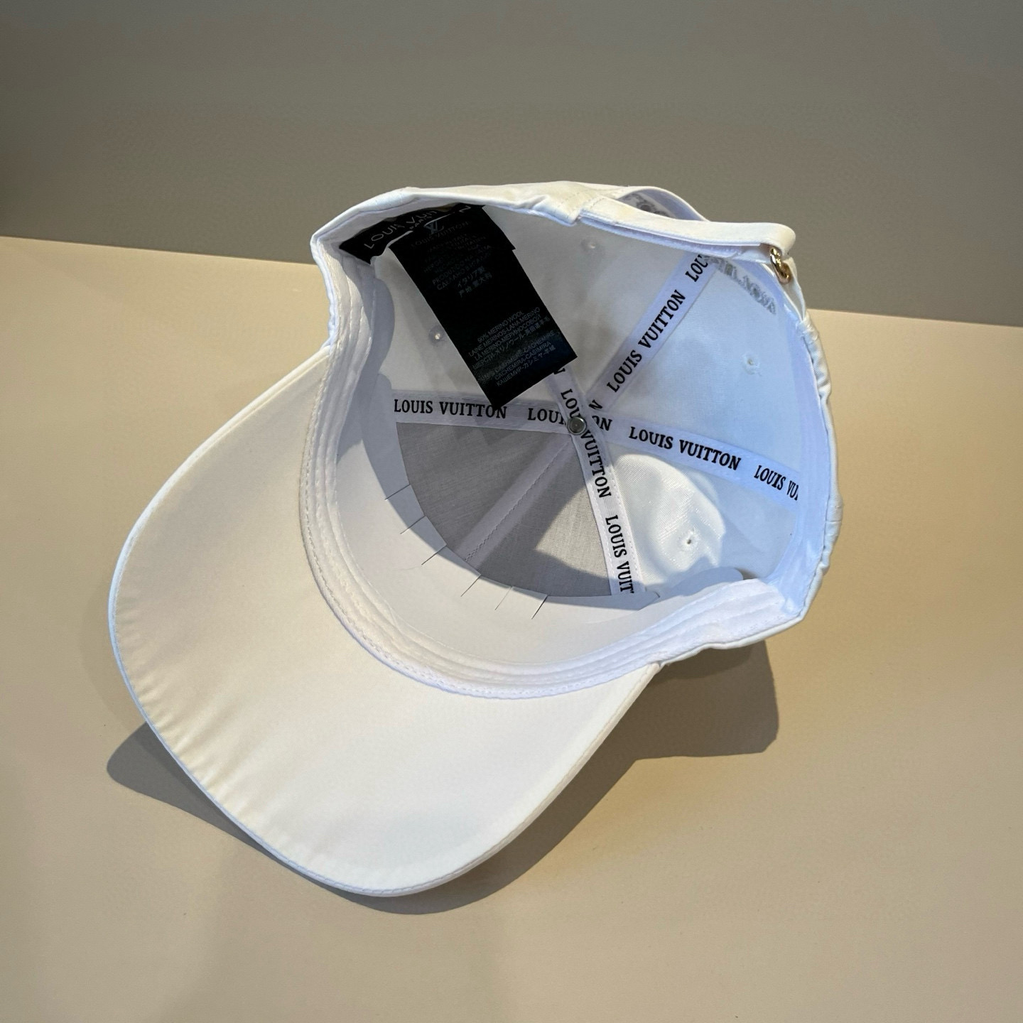 High quality and fashionable baseball cap new 3 pcs add : 18859952090 if you need size guide