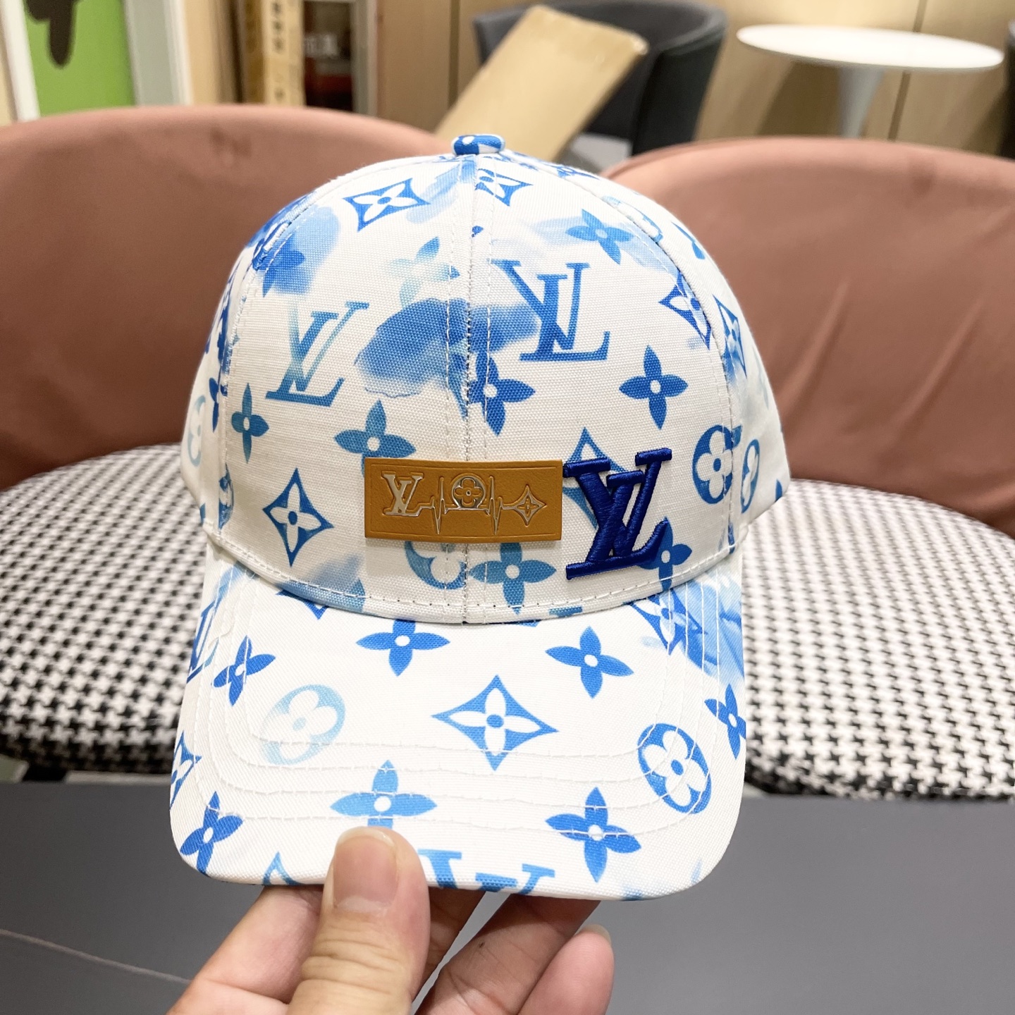 High quality and fashionable baseball cap new 4 pcs add : 18859952090 if you need size guide