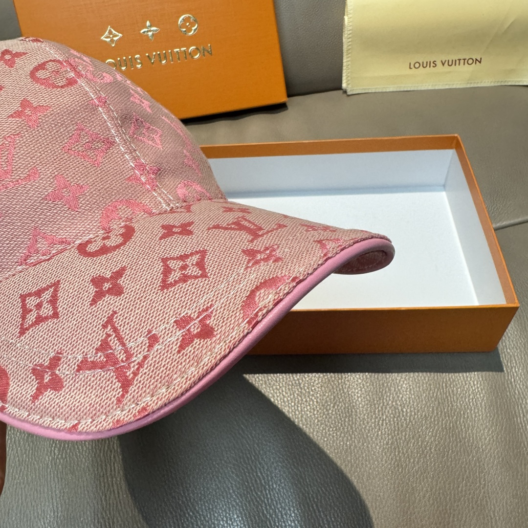 High quality and fashionable baseball cap new 4 pcs add : 18859952090 if you need size guide