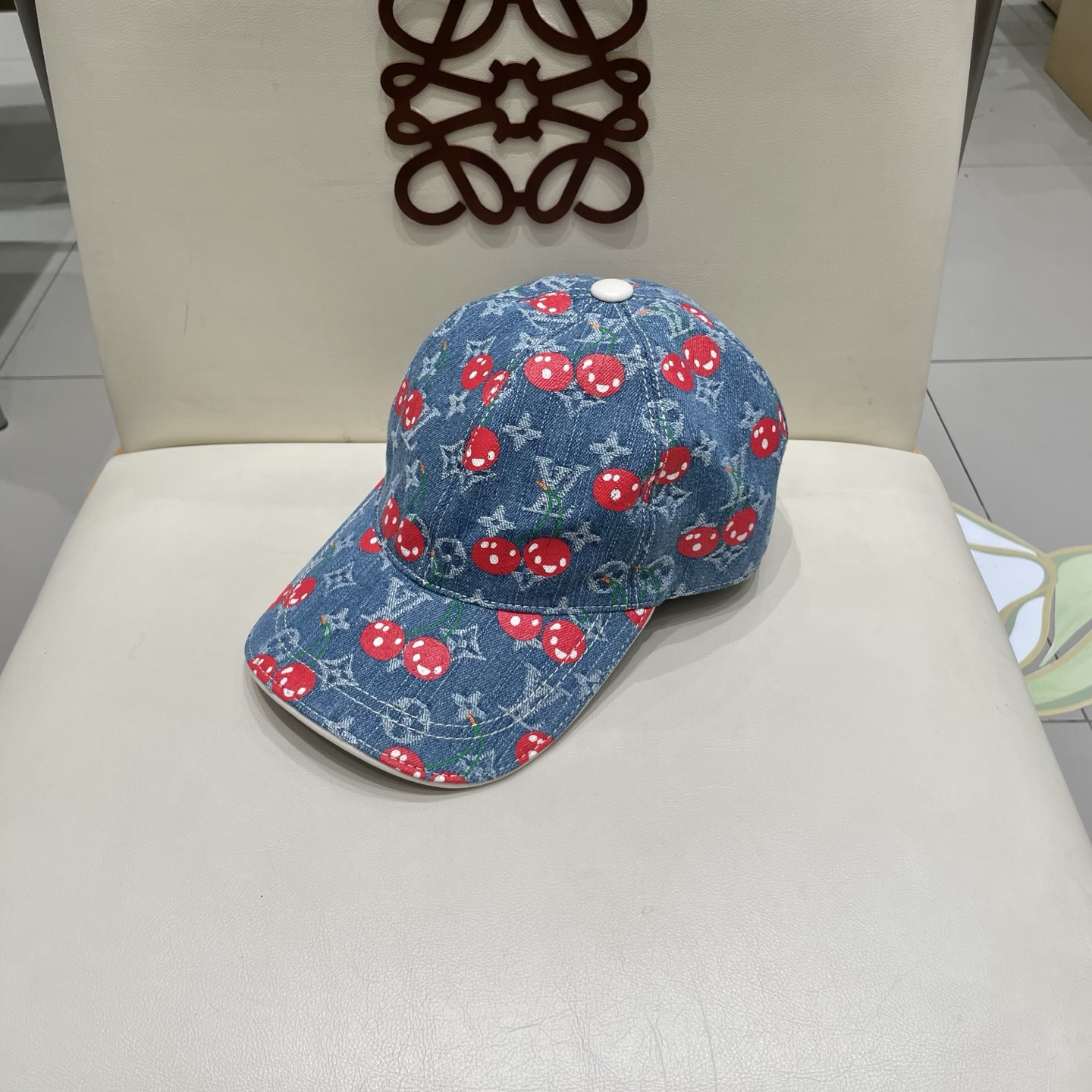 High quality and fashionable baseball cap new 4 pcs add : 18859952090 if you need size guide