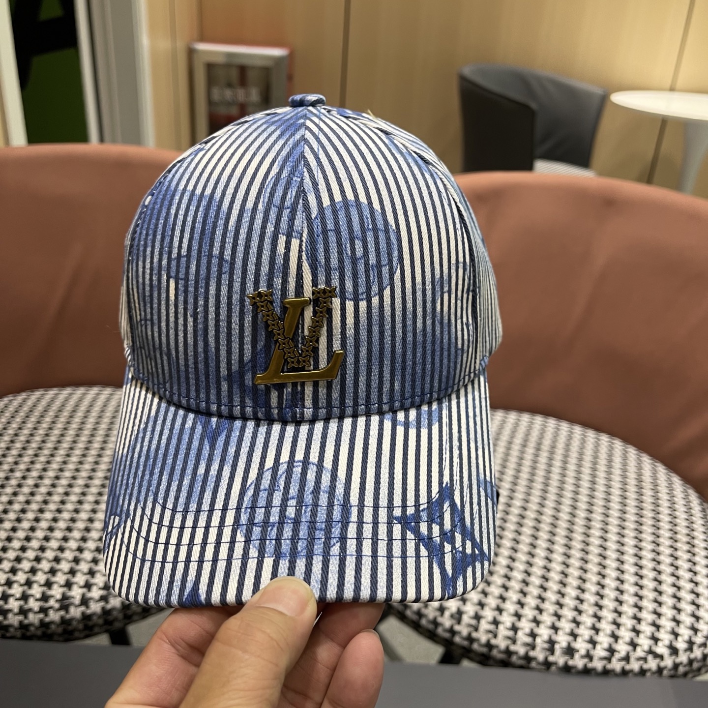 High quality and fashionable baseball cap new 5 pcs add : 18859952090 if you need size guide