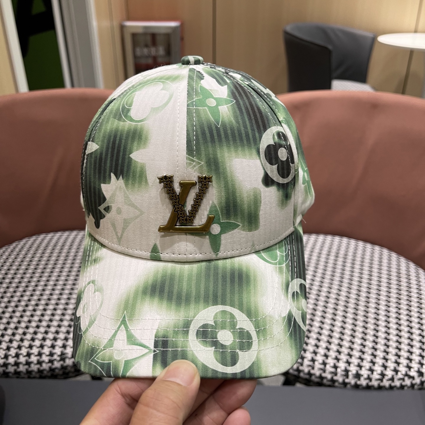 High quality and fashionable baseball cap new 5 pcs add : 18859952090 if you need size guide