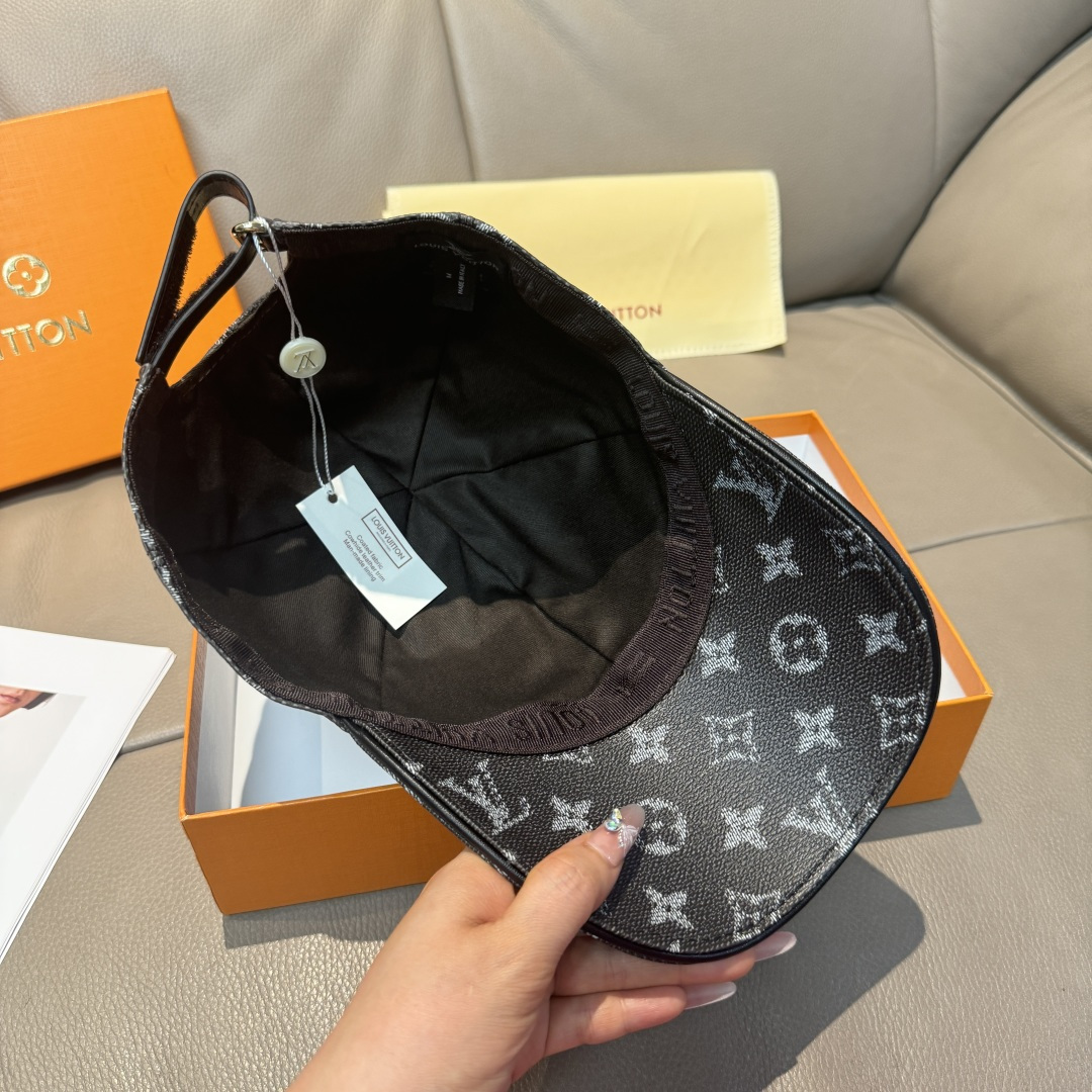 High quality and fashionable baseball cap new 5 pcs add : 18859952090 if you need size guide