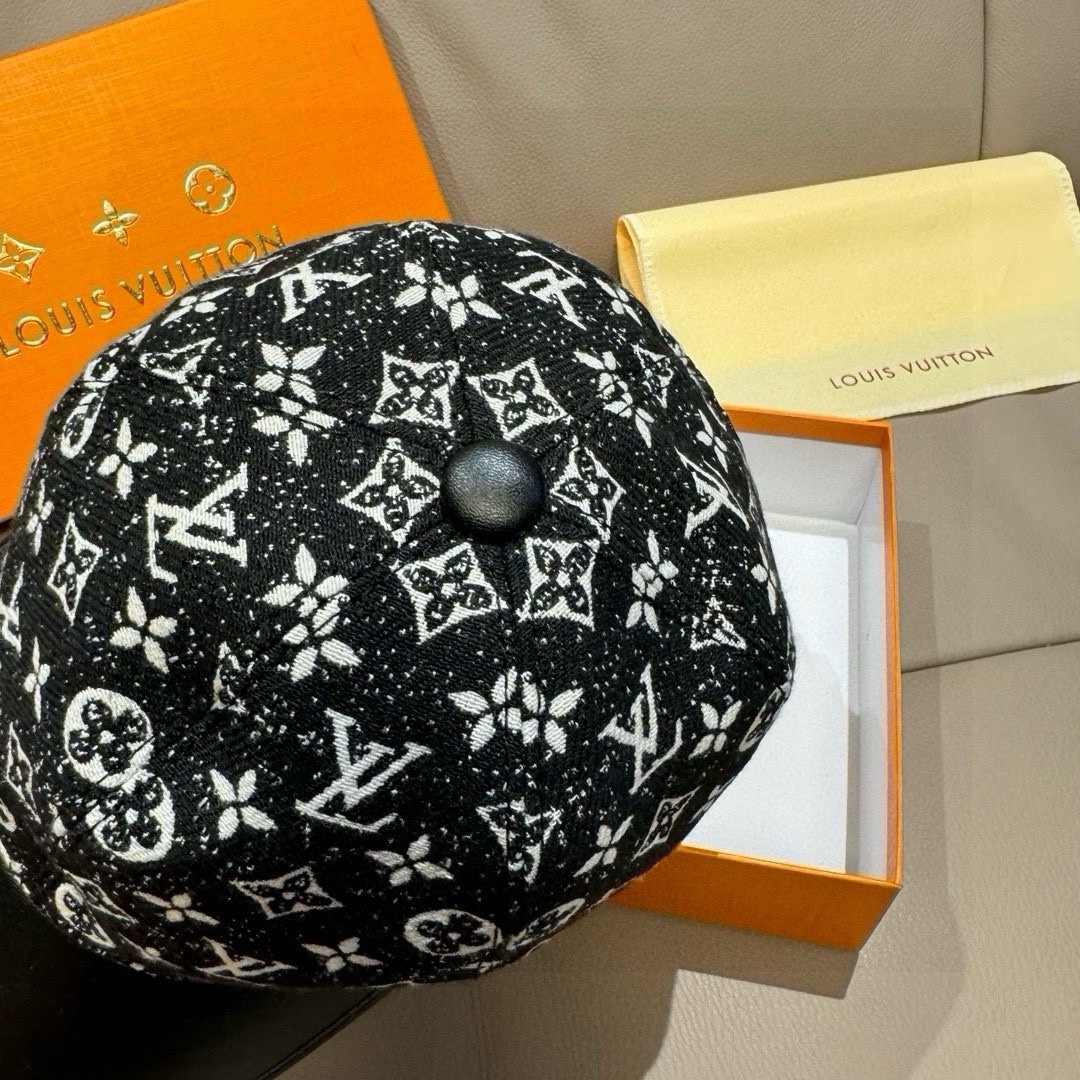 High quality and fashionable baseball cap new 5 pcs add : 18859952090 if you need size guide