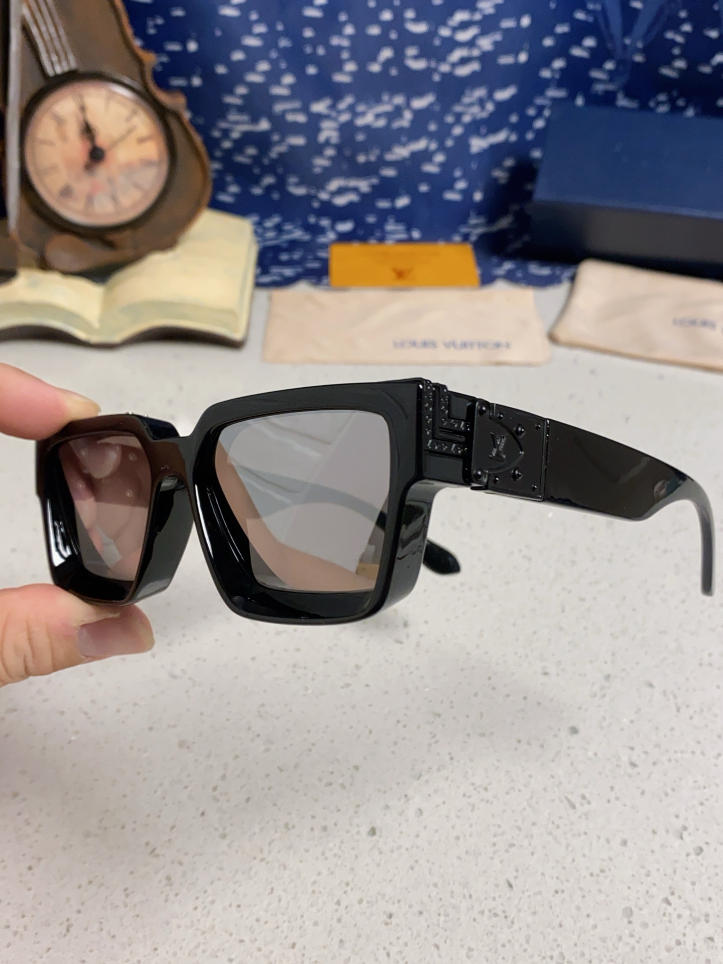 High quality temperament sunscreen sunglasses 3 pcs add : 18030258501 if you need size guide