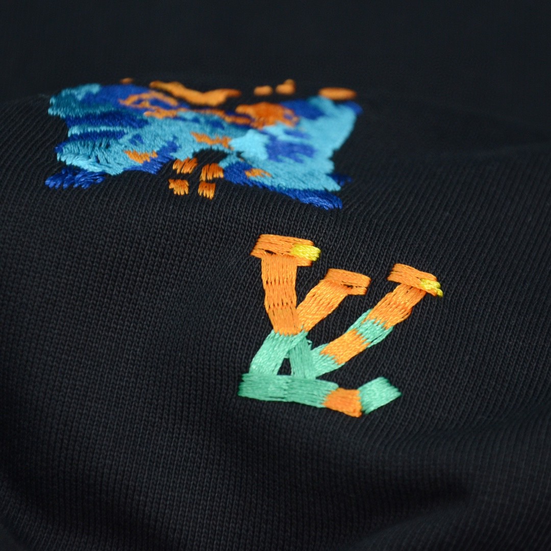 High quality fashion embroidered graffiti hoodie 1 pls add : 18859952090 if you need size guide