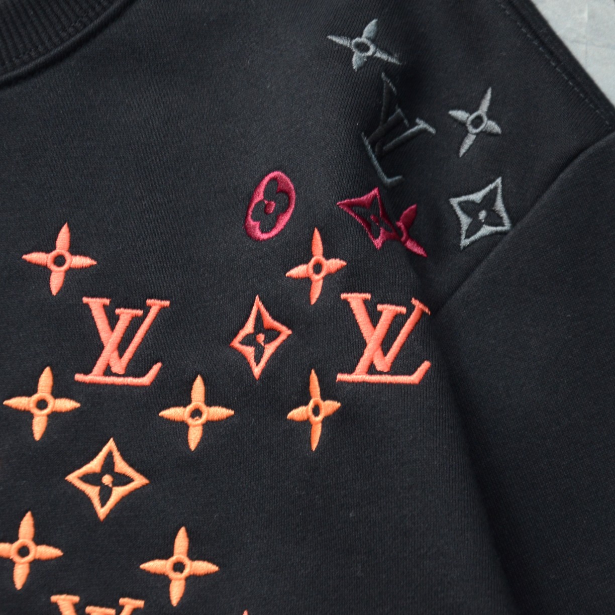 High quality fashion embroidered graffiti hoodie 1 pls add : 18859952090 if you need size guide