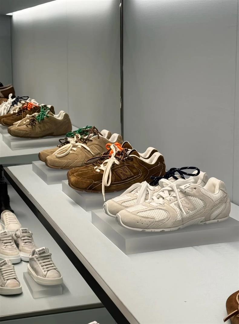 High quality spring and summer new styles of Lu Kong De Xun shoes. Please add : 18030258501 if you need size guidance