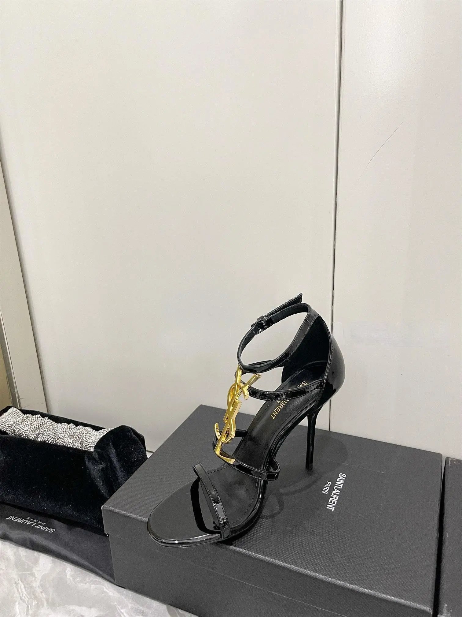 High quality letter high-heeled sandals, please add : 18030258501 if you need size guide