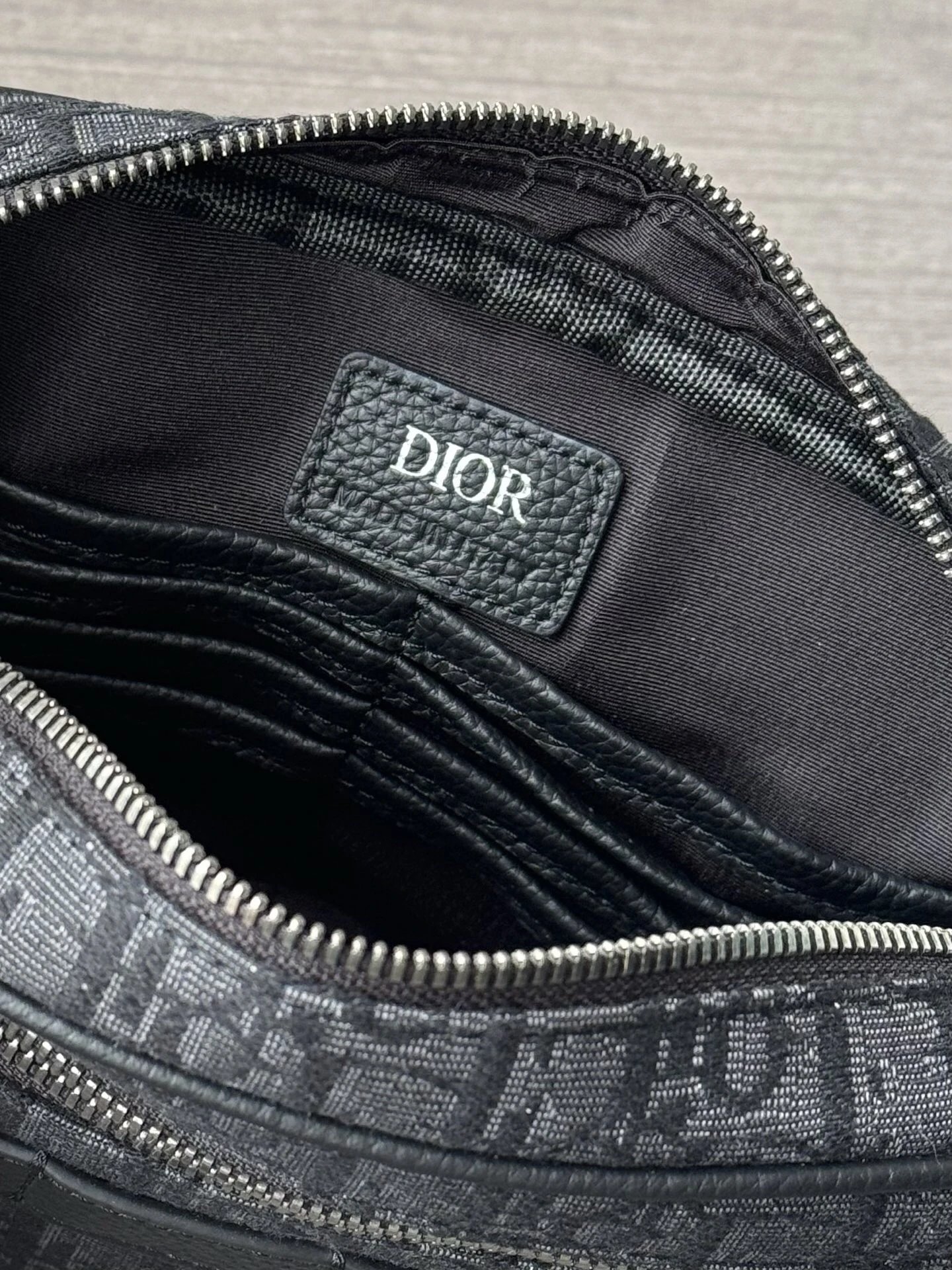 The highest version of the classic messenger bag comes with shoulder straps and is a cost-effective version