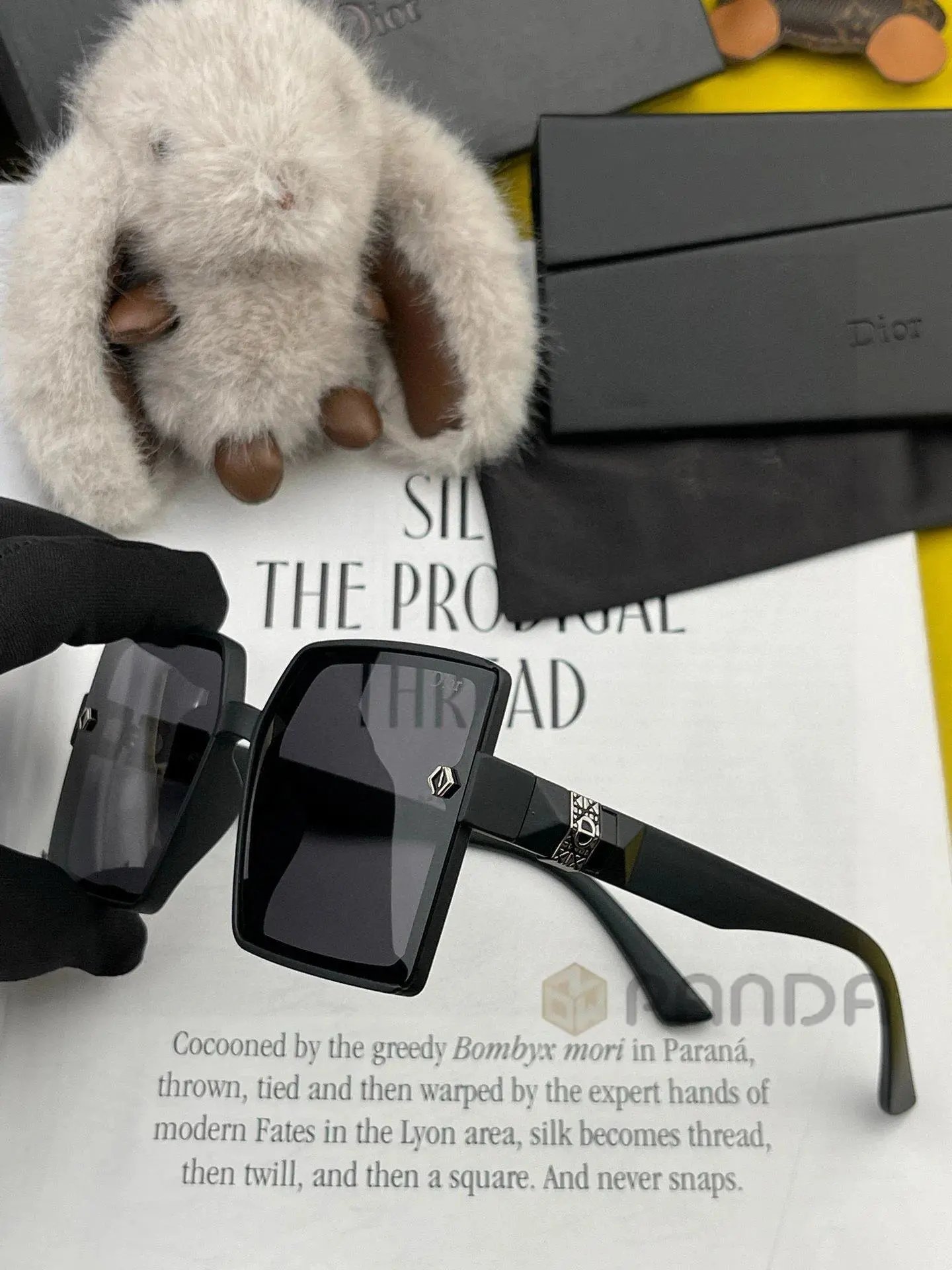 High quality thick framed gold label sunglasses 3 pcs add : 18859952090 if you need size guide