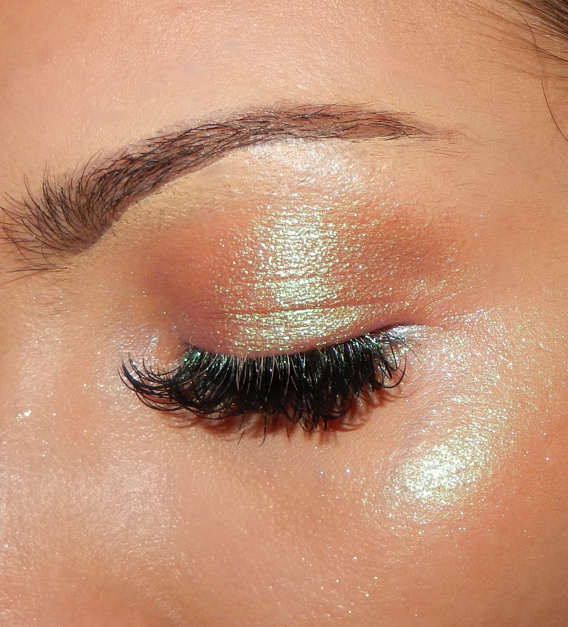 Sublime Hearts Refillable Wet Iridescent Shadow - Queen cosmetics 
