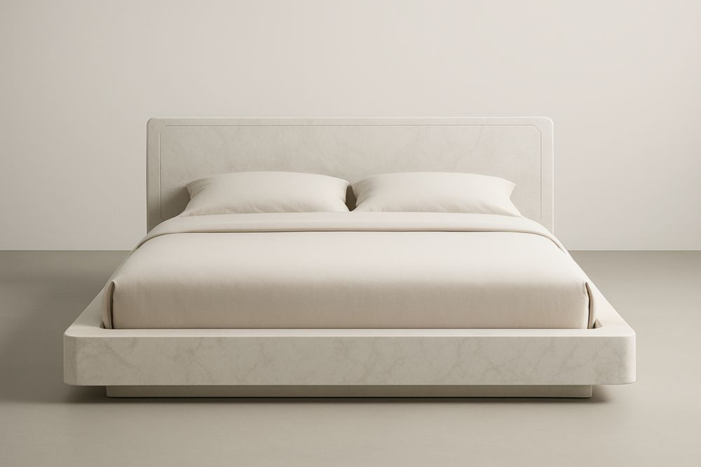 Letto matrimoniale in legno massello con rivestimento in tessuto sintetico beige