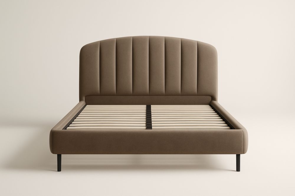 Letto Matrimoniale con Testiera in Tessuto, Doghe in Legno, Struttura in Metallo Marrone