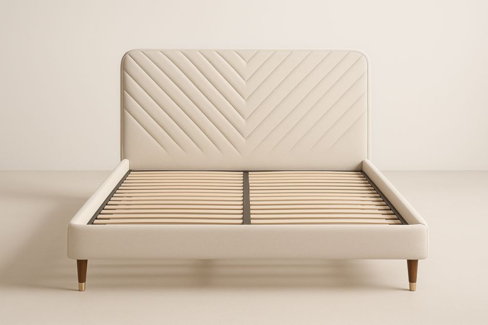 Letto matrimoniale imbottito beige con struttura in legno e doghe