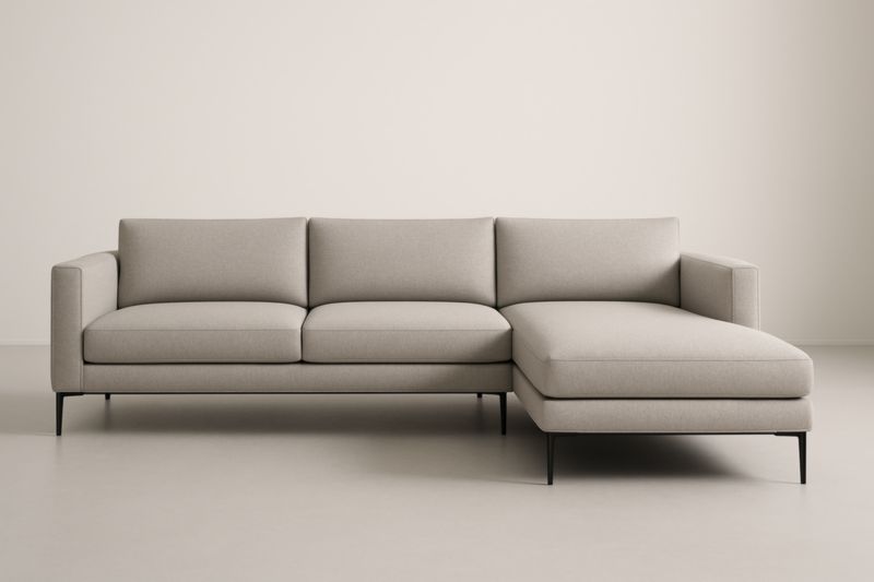 Divano angolare in tessuto grigio chiaro con struttura in acciaio