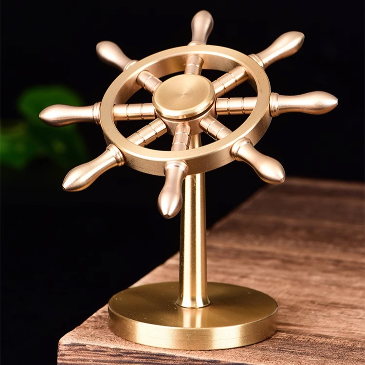 Schmuck in Form eines Steuerrads für Bootsfahrer