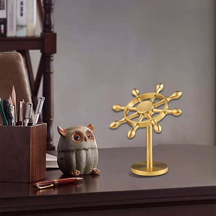 Schmuck in Form eines Steuerrads für Bootsfahrer