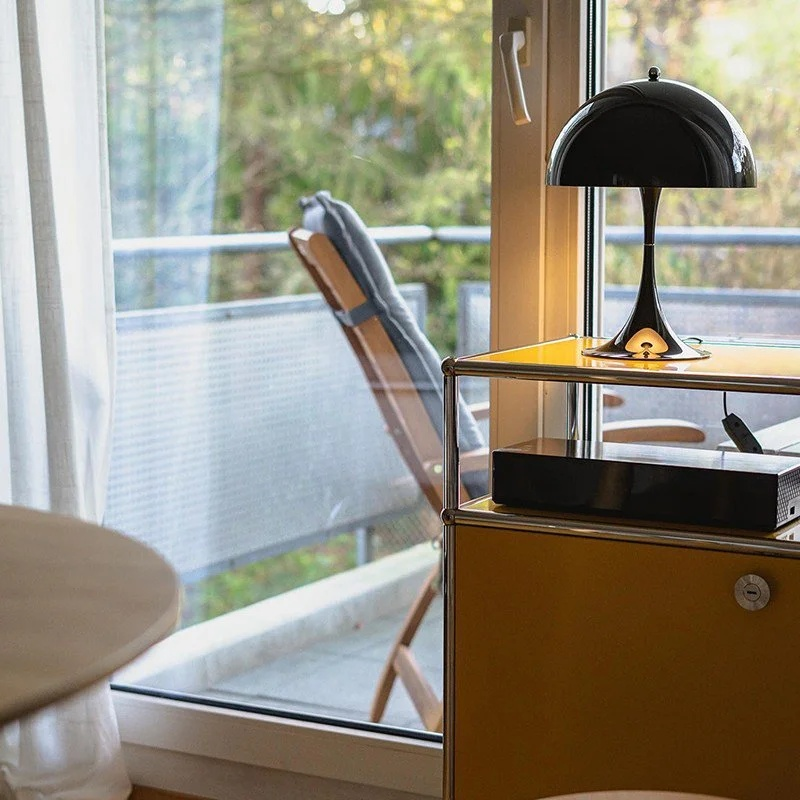 Lámpara de mesa de estilo moderno y minimalista