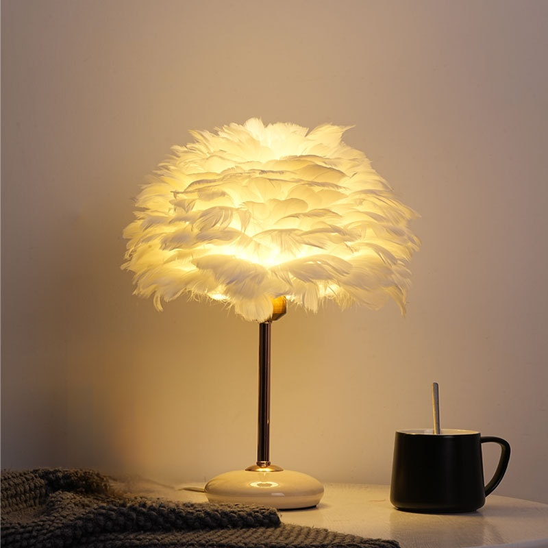 Lámpara de mesa decorativa de plumas