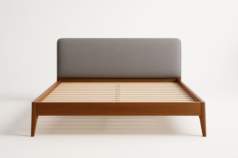 Letto matrimoniale in legno con testiera in tessuto grigio