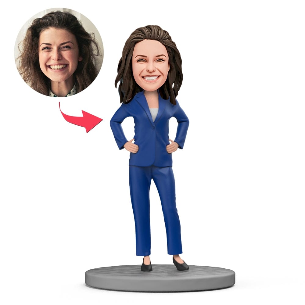Figura Cabezona Personalizada De Jefa Con Traje Azul Y Brazos Cruzados, Con Texto Grabado. Regalo Ideal Para Mamá. - GiftlabES