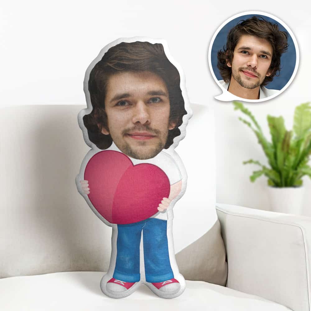 Regalo Di San Valentino Cuscino Personalizzato Con Viso, Uomo Che Tiene In Mano Una Bambola Con Il Volto D'amore, Il Miglior Regalo Per L'innamorato - GiftlabIT