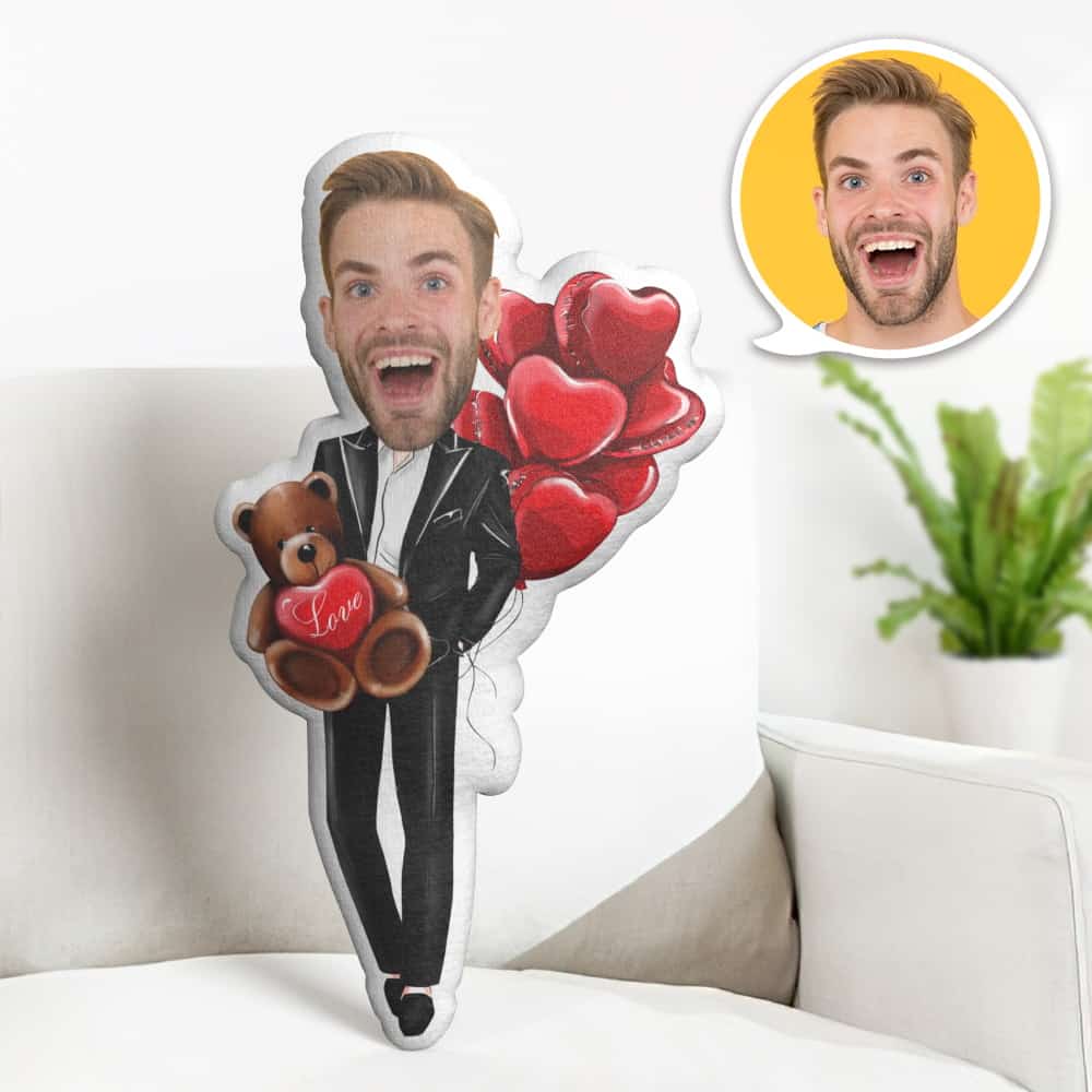 Cuscino Personalizzato Con Viso, Regalo Di San Valentino: Uomo In Abito Elegante Che Tiene In Mano Una Bambola Con La Faccia Di Un Orso, Il Miglior Regalo Per L'innamorato/a - GiftlabIT