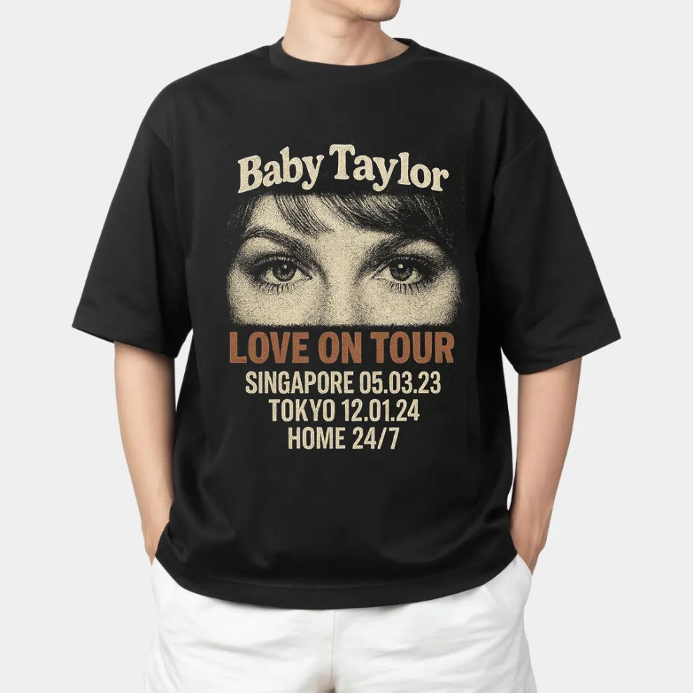 Foto Personalizzata Di Fidanzata Con Occhi D'amore Durante Il Tour, Maglietta Con Testo - GiftlabIT