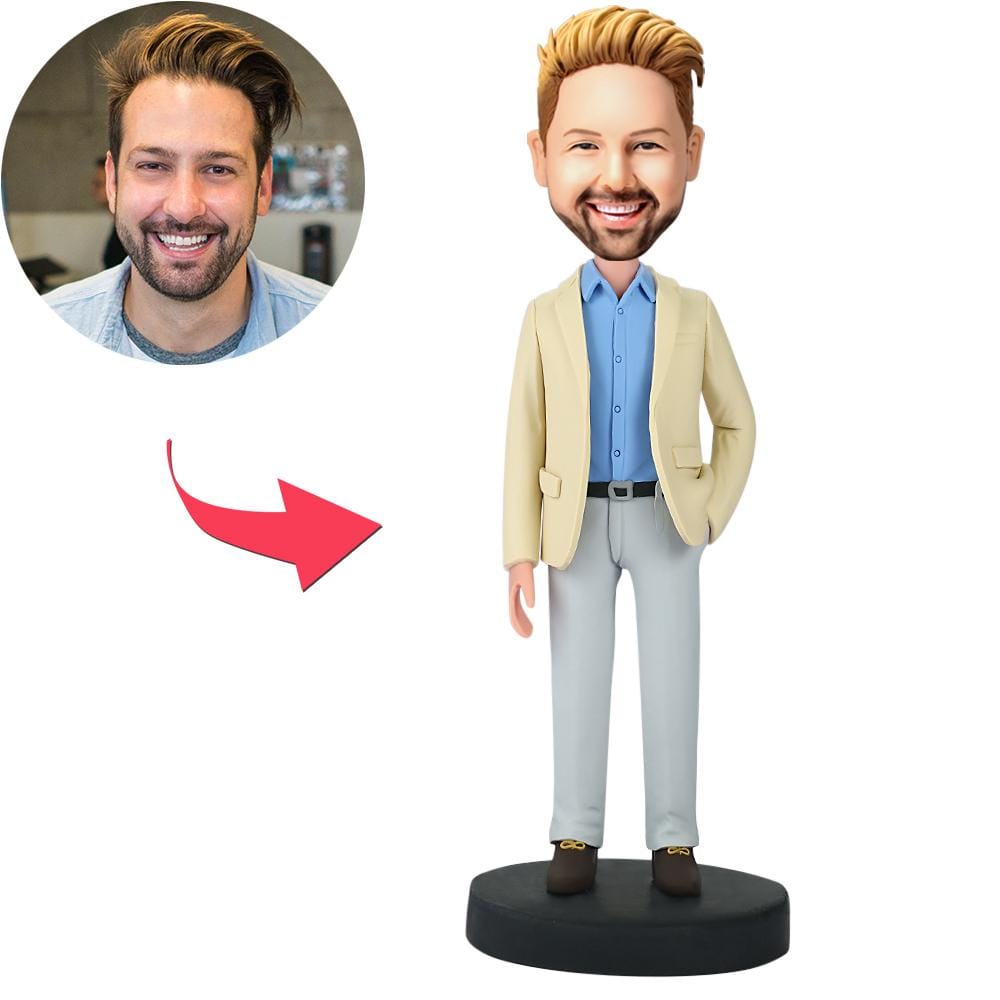 Statuetta Personalizzata Di Un Uomo D'affari Con La Mano In Tasca E Testa Oscillante, Con Testo Inciso. - GiftlabIT