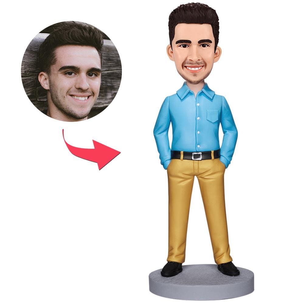 Statuetta Personalizzata Di Un Dirigente In Pantaloni Gialli Con Testa Oscillante E Testo Inciso. - GiftlabIT