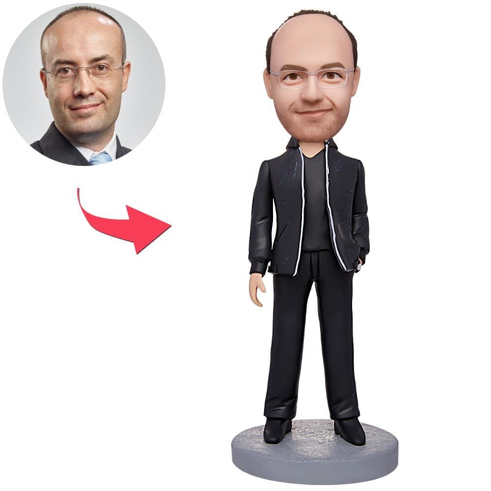 Statuetta Personalizzata Con Testa Oscillante, Raffigurante Un Capo D'azienda In Abito Nero Con Testo Inciso. - GiftlabIT