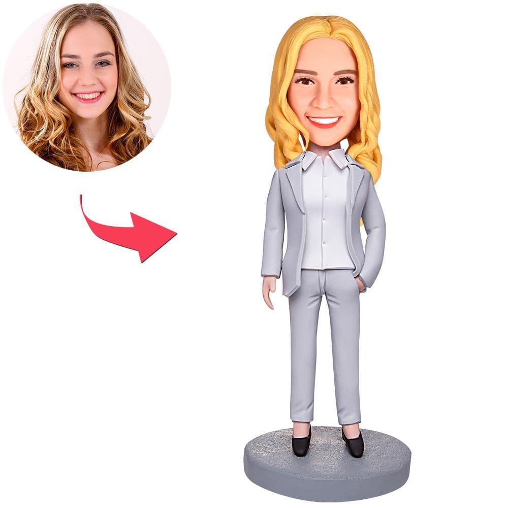 Statuetta Personalizzata Di Donna D'affari In Tailleur Grigio Con Testa Oscillante E Testo Inciso. - GiftlabIT