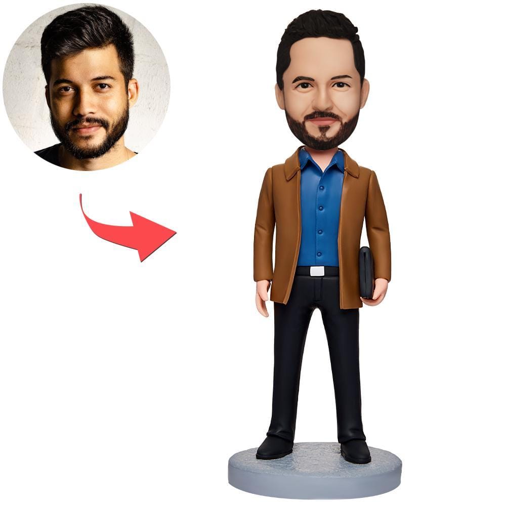 Statuetta Personalizzata Con Testa Oscillante Raffigurante Un Uomo D'affari In Abiti Marroni, Con Testo Inciso. - GiftlabIT