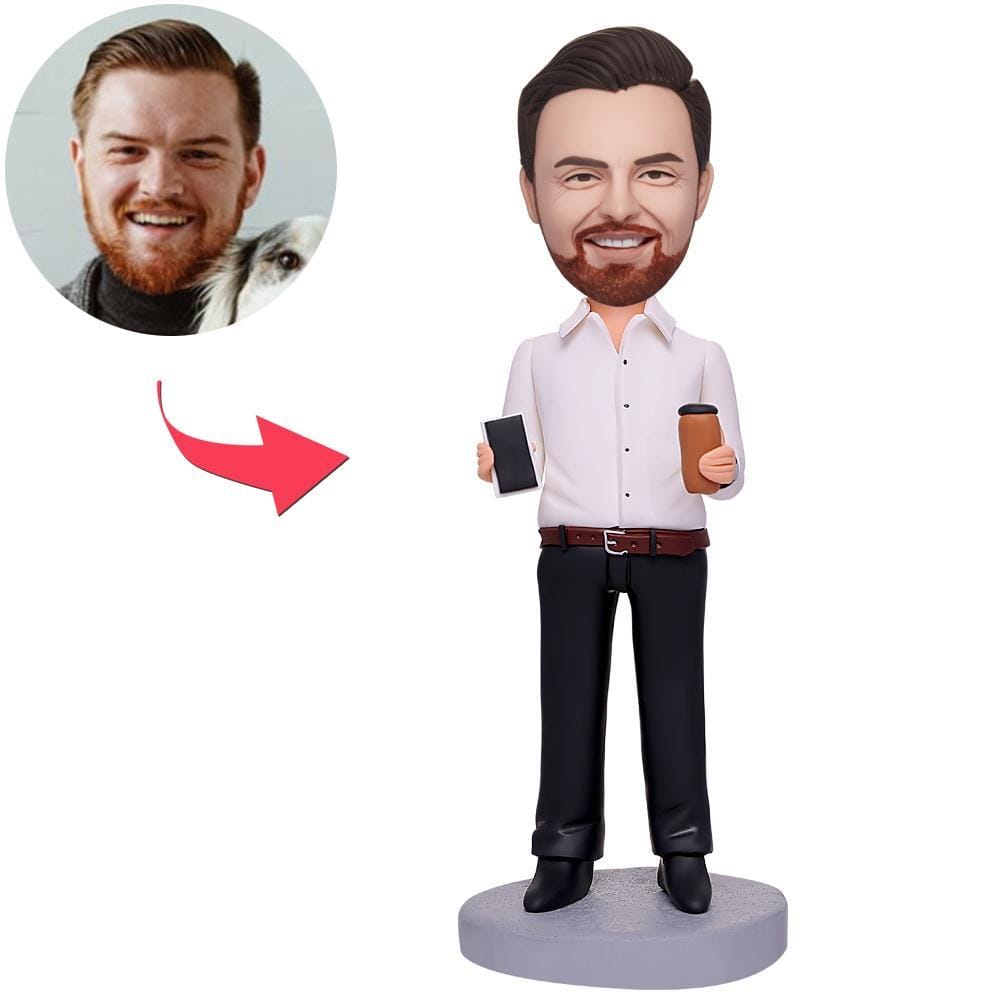 Statuetta Personalizzata Di Un Uomo D'affari Con In Mano Una Tazza Di Caffè E Un Cellulare, Con Testo Inciso. - GiftlabIT