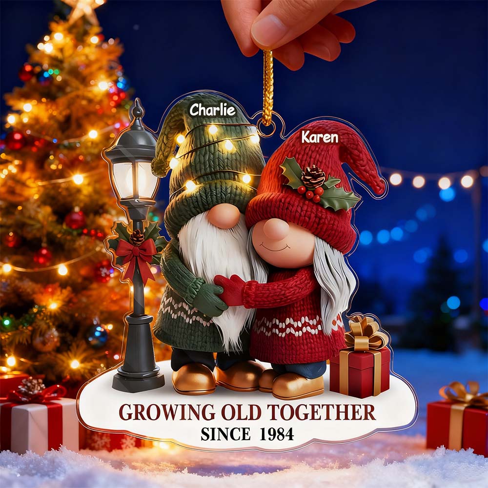 Gnomo Ornamentale Personalizzato In Acrilico, Regalo Personalizzato Per Anniversario, Natale E Matrimonio Per Marito E Moglie, Per Lui E Per Lei. La Nostra Storia Continua. - GiftlabIT